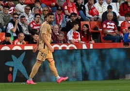 Antonio Puertas camina por Los Cármenes durante el partido con el Eibar.