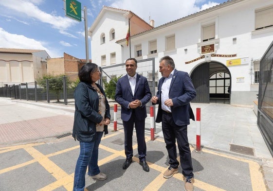 El presidente de la Diputación en una visita al cuartel de Santa Fe.