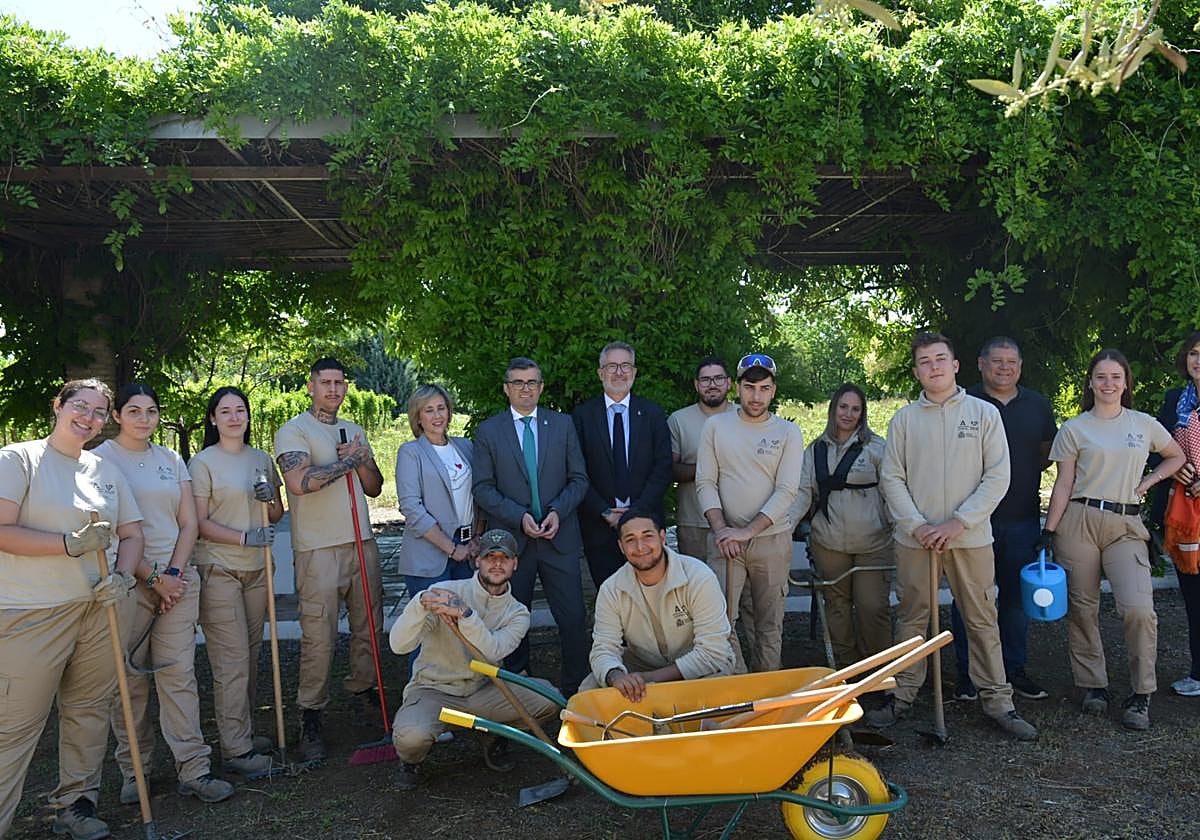15 jóvenes desempleados de la Vega de Granada encuentran una nueva salida laboral como peones agrícolas
