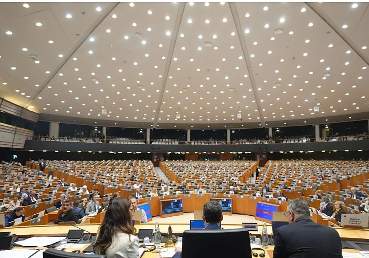 Juanma Moreno preside el pleno del Comité Europeo de las Regiones.