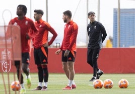Pacheta, junto a sus futbolistas, durante el primer entrenamiento del Granada bajo su dirección.
