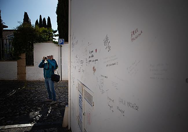 Las paredes blancas de los edificios del mirador de San Nicolás, llenos de frasecitas.