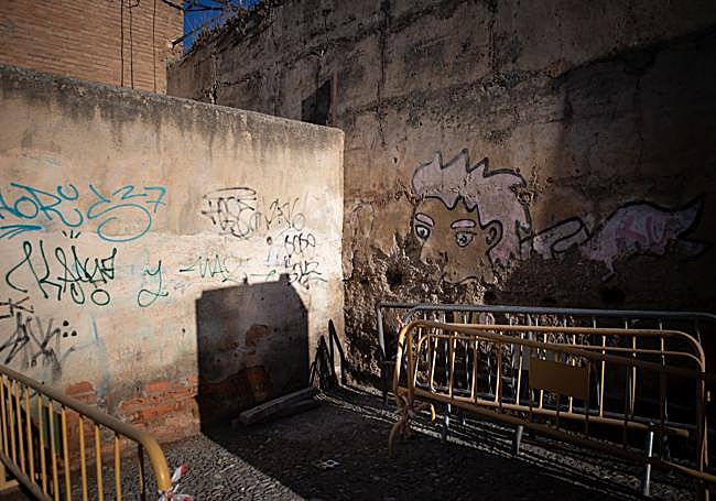 Pintadas en la muralla de la Alberzana.