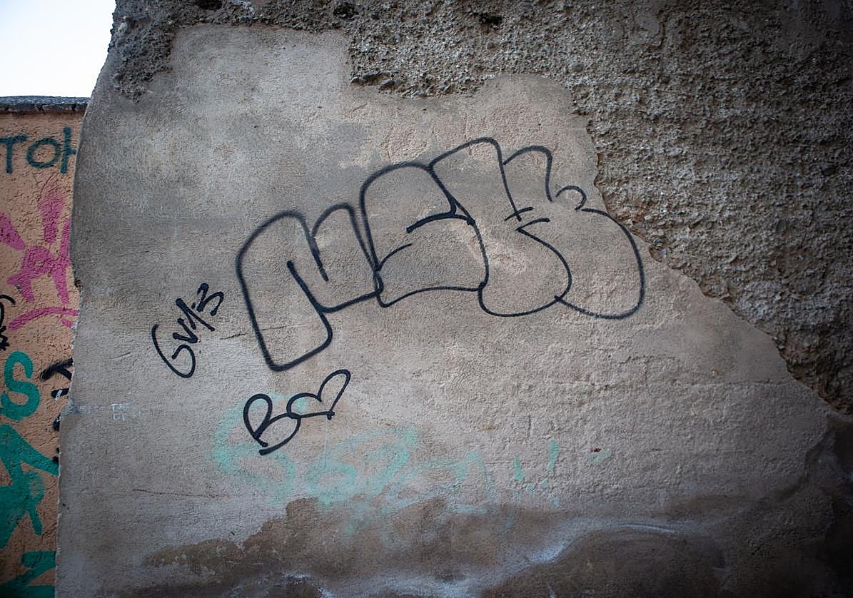 Pintadas en el interior de la Puerta de Fajalauza.