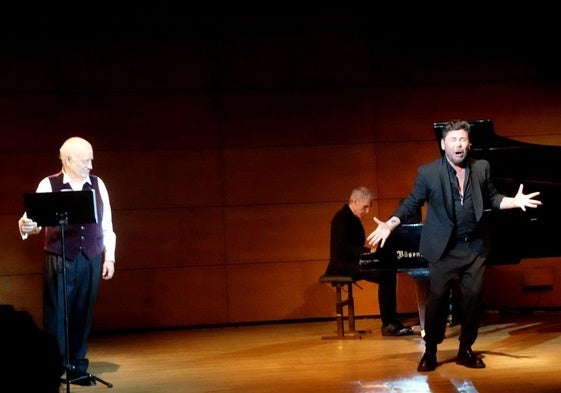 Echanove y Poveda, durante el recital.