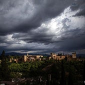 Los nubarrones negros sobre la Alhambra de Granada ayer por la tarde.