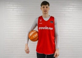 Agustín Ubal posa sonriente en el Palacio de los Deportes.