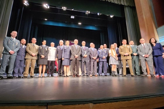 Foto de familia de los distinguidos en el acto de la Subdelegación de Defensa en Jaén.