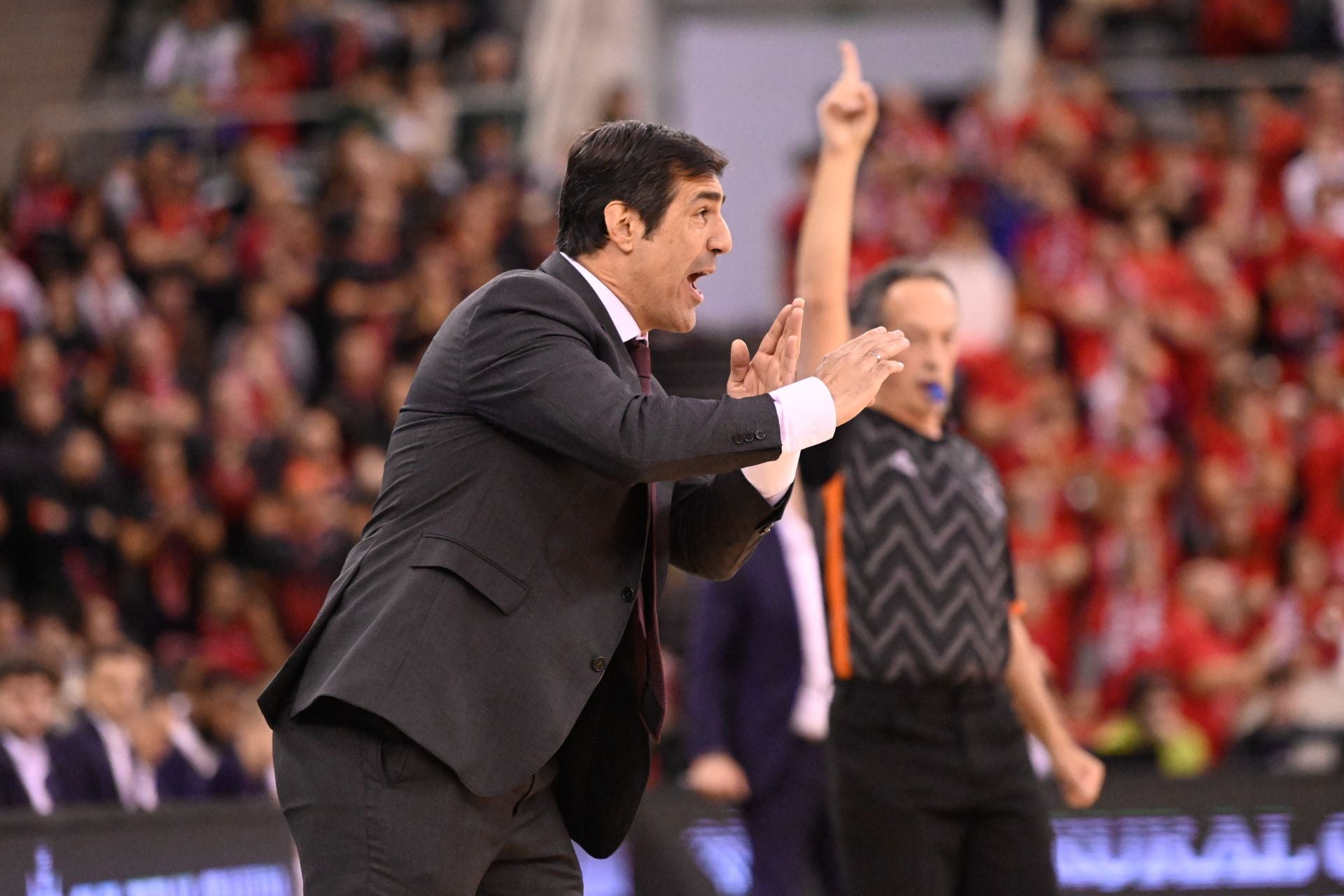 Pablo Pin muestra tensión en la banda.