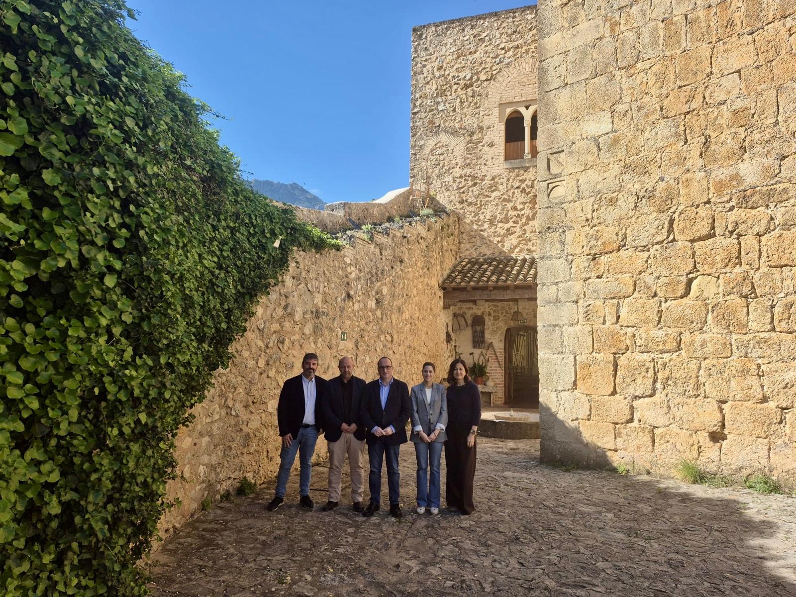 Autoridades visitan el Castillo de la Yedra en Cazorla.