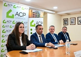 El presidente de la Diputación, Francis Rodríguez, y el presidente de ACP, Juan de Dios Molinero, en la presentación del plan de carreteras, junto a los diputados María Vera y José Ramón Jiménez.