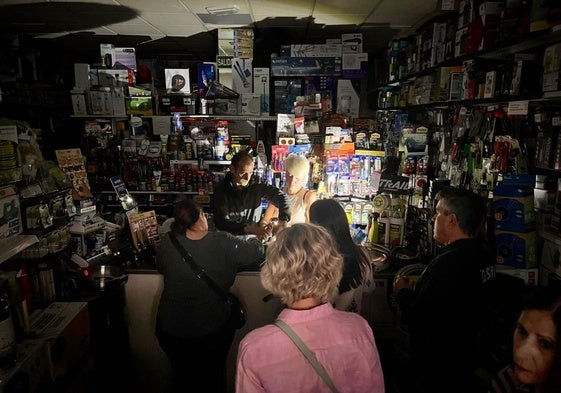 Un comercio granadino durante el apagón del 28 de abril.
