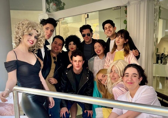 Los protagonistas de 'Grease' e integrantes del Joven Coro de la OCG, en la entrada de la Escuela de Maquillaje Artemisa.