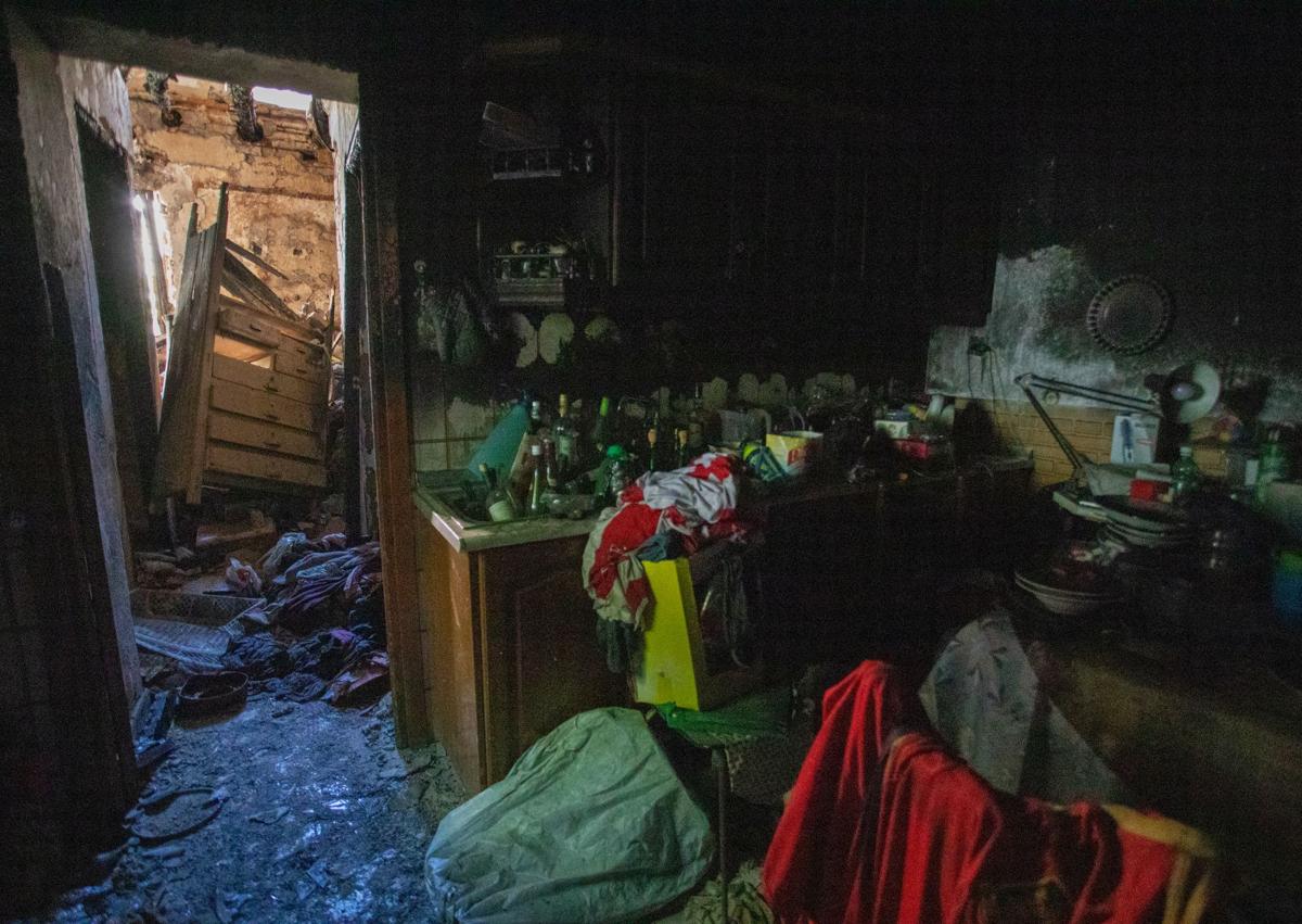 Imagen secundaria 1 - Los protagonistas fuera del edificio afectado. En las otras imágenes, estado en el que quedó la vivienda.