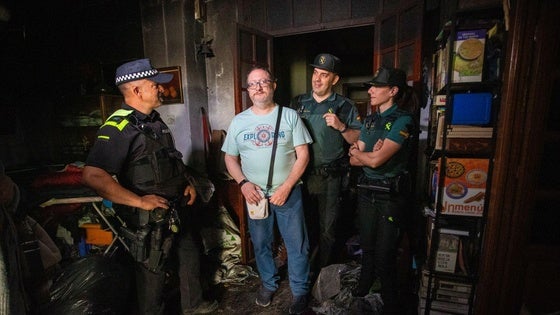 José Manuel, José Miguel (el rescatado), Darío y Guadalupe posan en la vivienda afectada.