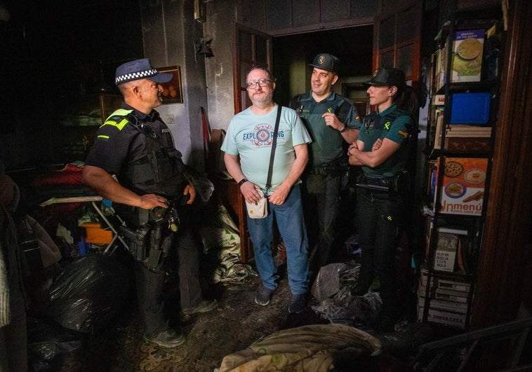 José Manuel, José Miguel (el rescatado), Darío y Guadalupe posan en la vivienda afectada.