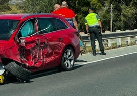 Choque entre un autobús y dos turismos en la N-340.