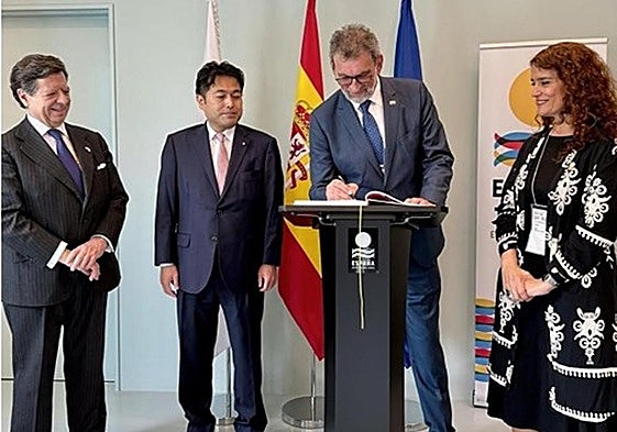 Acto de firma del acuerdo entre Japón y el proyecto Dones, el lunes en la Exposición Universal de Osaka.
