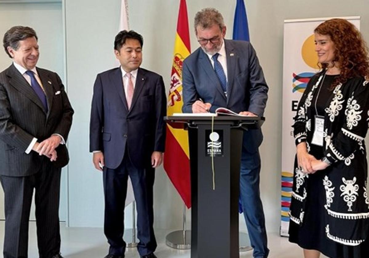 Firma de Japón, primera piedra y un tour con cien invitados en el acelerador este lunes