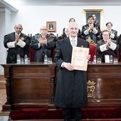 Enrique Ceres recibe el reconocimiento a su trayectoria profesional en el Colegio de Abogados.