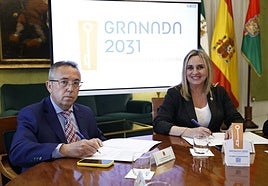 Firma del acuerdo entre el presidente de los caseteros y la alcaldesa de Granada.
