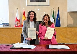 La alcaldesa, María del Mar Vázquez, y la consejera de Educación, Carmen del Catillo.