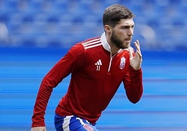 Giorgi Tsitaishvili calienta en Riazor.