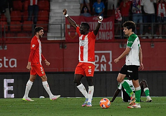 Dion Lopy levanta los brazos al término del partido.