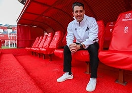 Arturo Ruiz, entrenador del Granada femenino, en el banquillo de Los Cármenes.