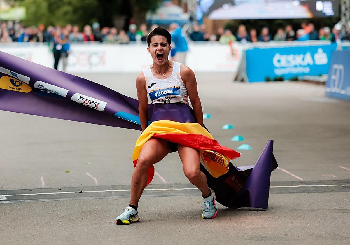 María Pérez celebra su victoria individual en el Campeonato de Europa por equipos.
