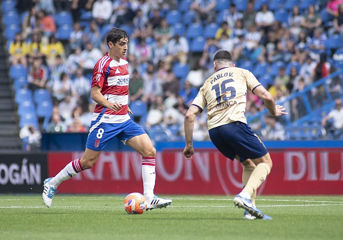 Gonzalo Villar se dispone a filtrar un pase delante del exrojiblanco Pablo Vázquez.