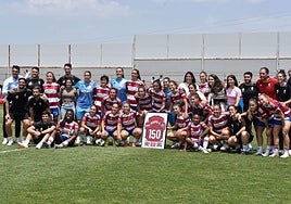 La plantilla y el cuerpo técnico del Granada femenino posan tras finalizar el campeonato.