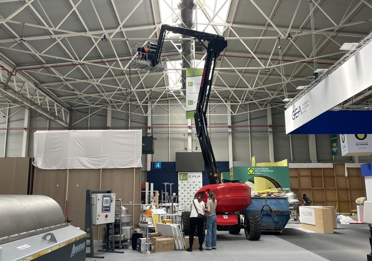 Imagen principal - Expoliva se desmonta para que Ferias Jaén siga con su agenda programada