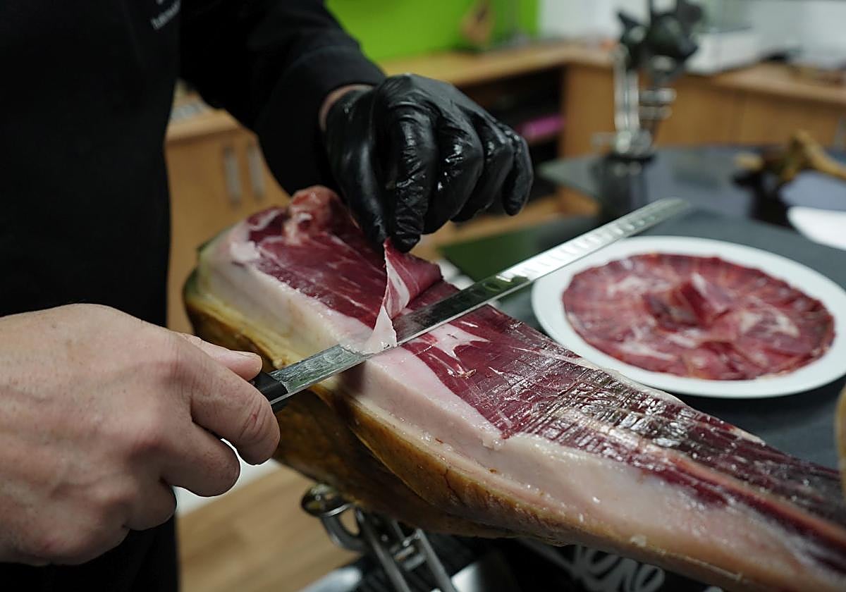 La oferta con envío gratuito de una jamón de bellota 100% ibérico Cinco Jotas por 36 euros el kilo