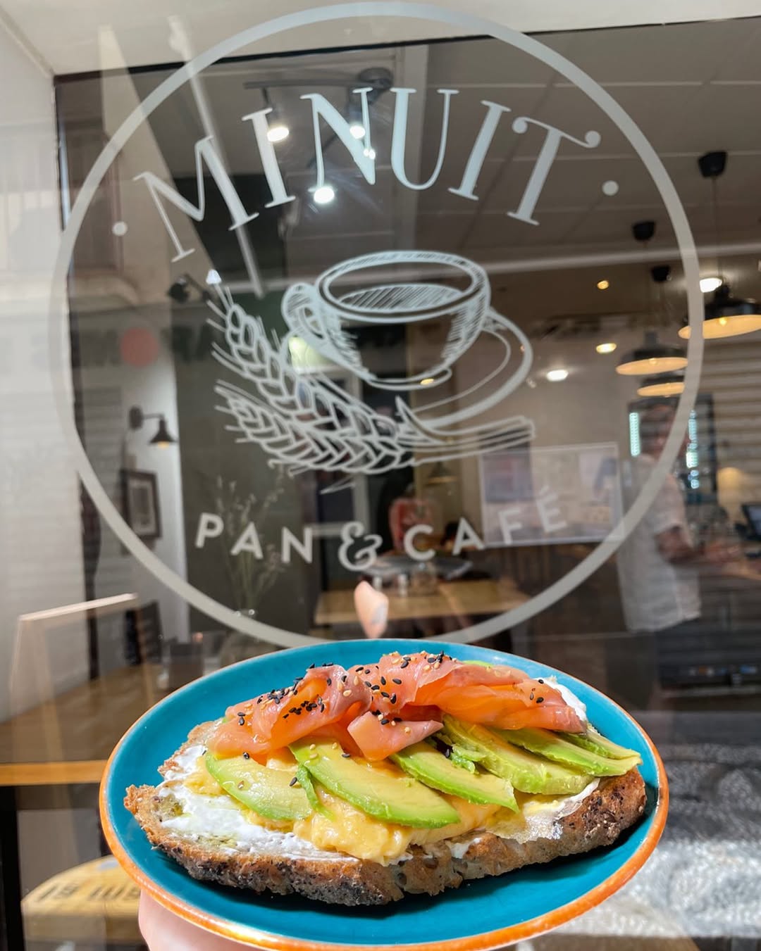 Imagen secundaria 2 - La cafetería que ofrece desayunos gourmet «absolutamente únicos» en Granada