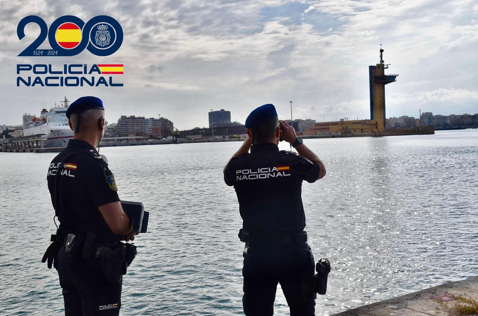 Agentes de Policía Nacional, en el Puerto de Almería.
