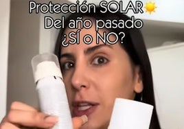 La farmacéutica con varios botes de crema solar.