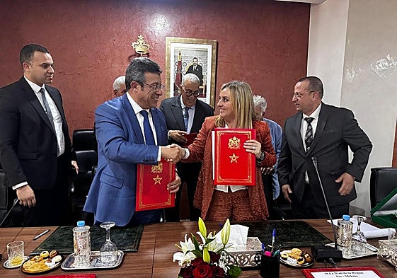 La alcaldesa Marifrán Carazo formaliza el acuerdo de cooperación con la ciudad de Fez.