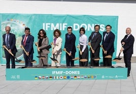 Personalidades en el acto de colocación de la primera piedra del edificio de Ifmif-Dones en Granada.
