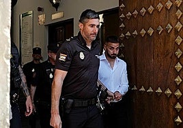 El condenado por el crimen de Íllora, a su salida del juzgado este lunes.