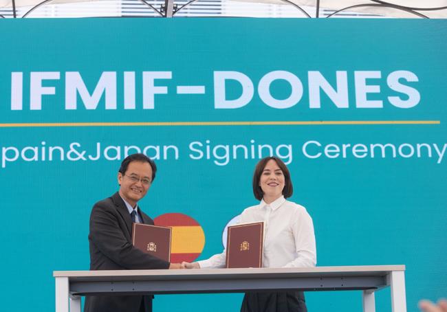 El embajador de Japón en España, Takahiro Nakamae, y la ministra de Ciencia, Innovación y Universidades, Diana Morant, en la ceremonia oficial de colocación de la primera piedra del Ifmif-Dones en Granada.