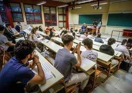 Estudiantes en una prueba de selectividad en Granada el año pasado