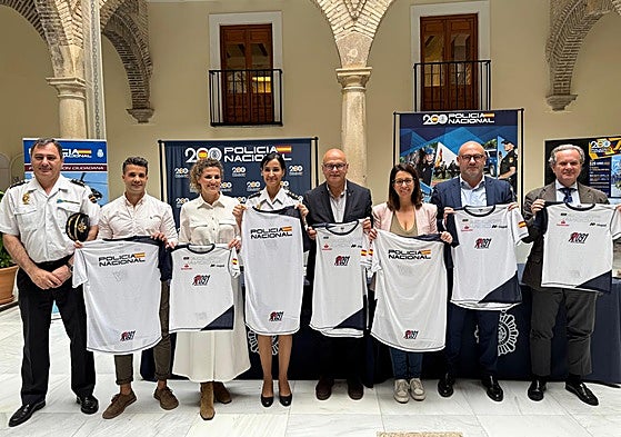 Autoridades presentan la carrera.