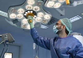 Un neurocirujano de Vithas Almería desarrolla un protocolo pionero para cirugías de tumores cerebrales