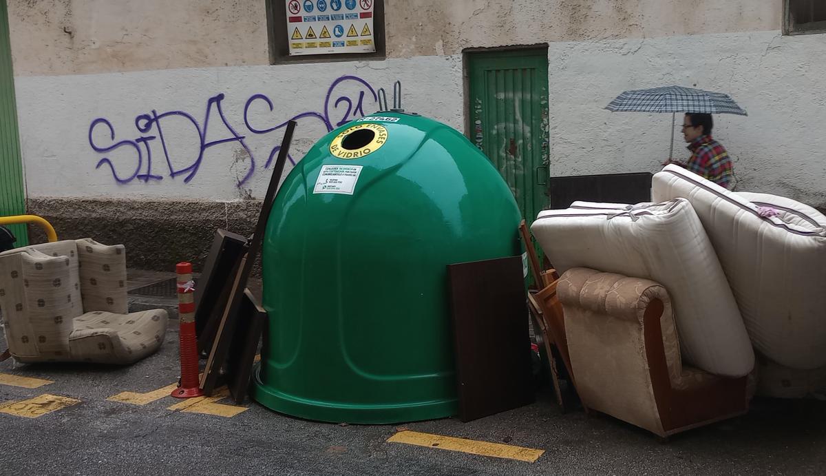 Piden la retirada de los contenedores de una calle del zaidín por mal olor e insalubridad | ideal