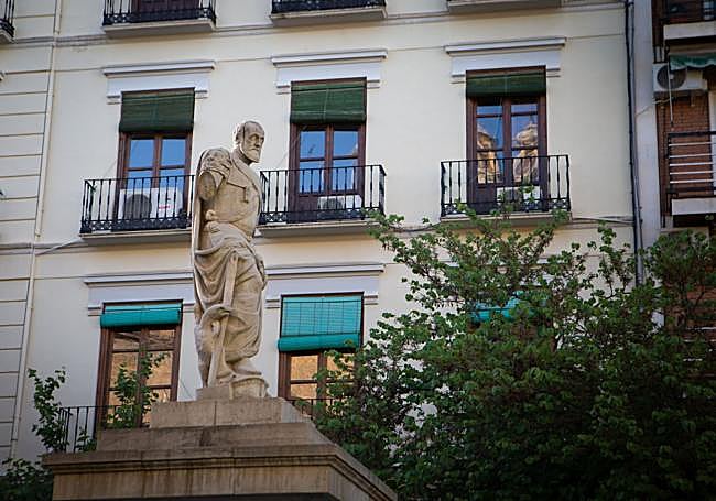 Carlos V 'vive' en la plaza de Derecho.