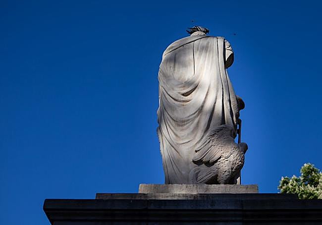 Trasera del monumento.