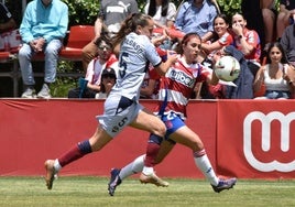 La rojiblanca Alexia Fernández escapa del marcaje de la granota Eva Alonso.