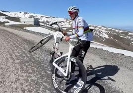 Tadej Pogacar controla su bicicleta en Sierra Nevada ante el viento.