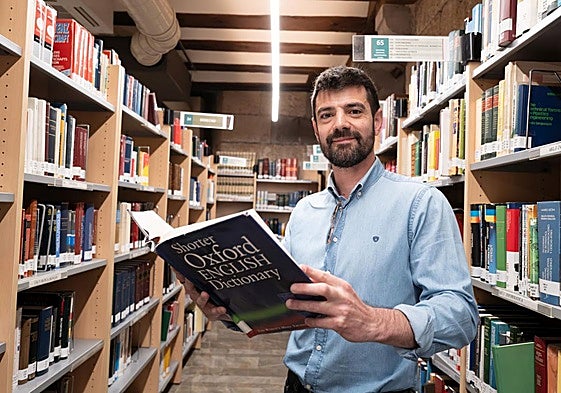 Rafael Pascual, con un diccionario Oxford, en la Facultad de Traducción e Interpretación.